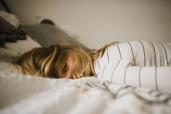 Comment l'utilisation d'oreillers ergonomiques peut-elle prévenir les douleurs cervicales pendant le sommeil?